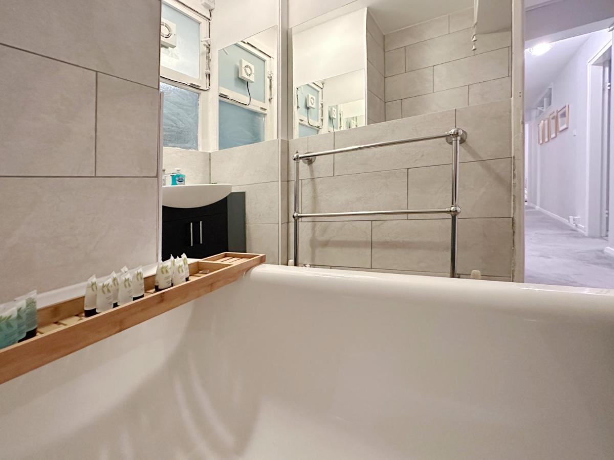 Апартаменты Zoey Place Near Thames River - 2 Double Beds, 1 Single Bed, Spacious, Ideal For Families *