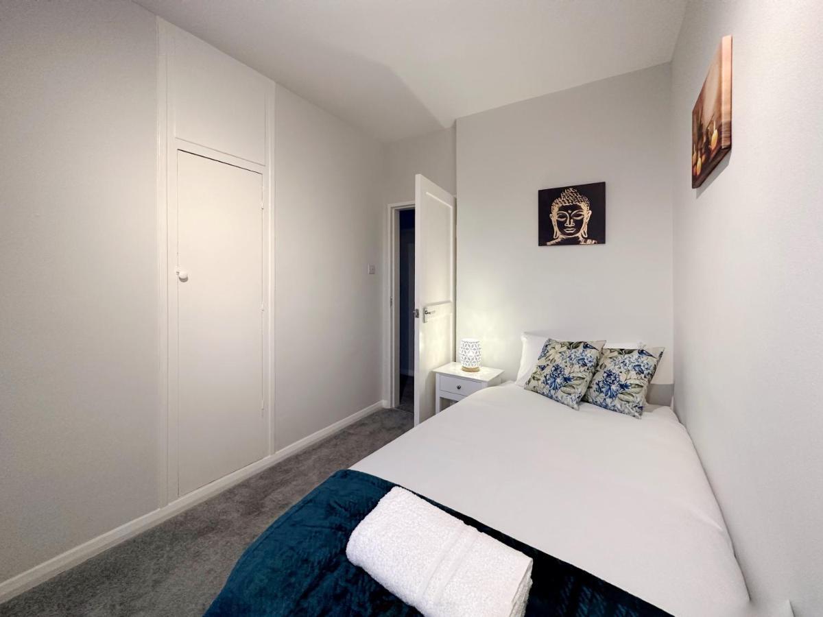 Zoey Place Near Thames River - 2 Double Beds, 1 Single Bed, Spacious, Ideal For Families Апартаменты *