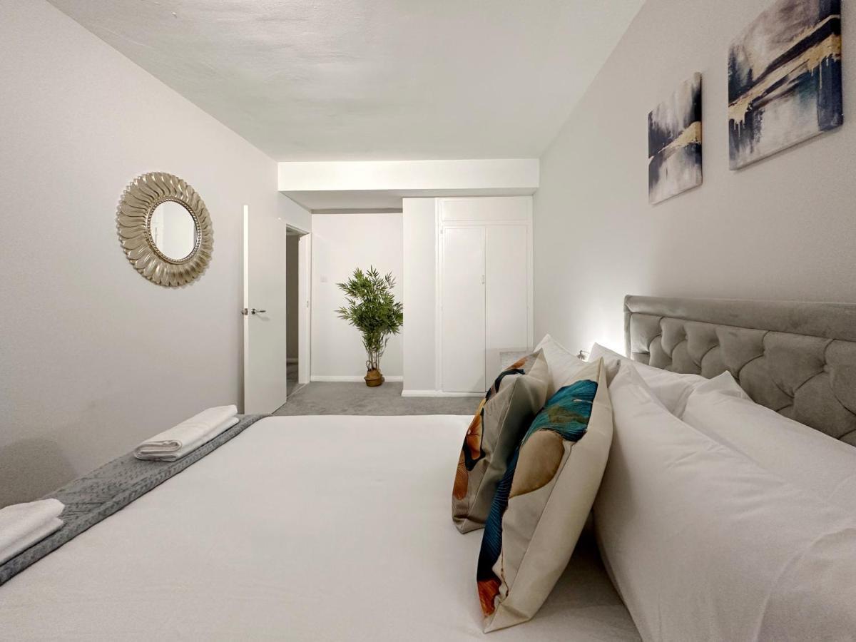 Zoey Place Near Thames River - 2 Double Beds, 1 Single Bed, Spacious, Ideal For Families Апартаменты *