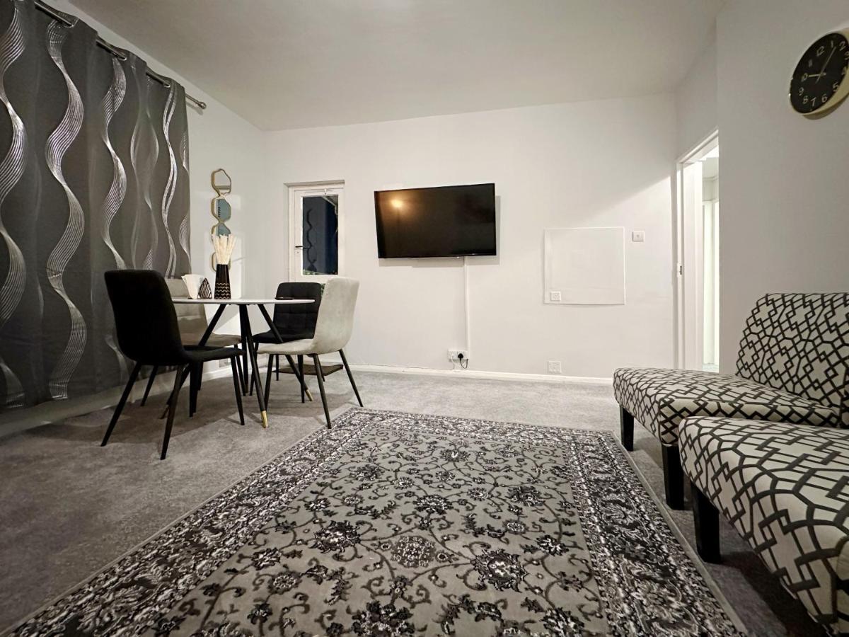Zoey Place Near Thames River - 2 Double Beds, 1 Single Bed, Spacious, Ideal For Families Апартаменты *