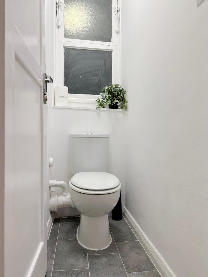 Zoey Place Near Thames River - 2 Double Beds, 1 Single Bed, Spacious, Ideal For Families Апартаменты *