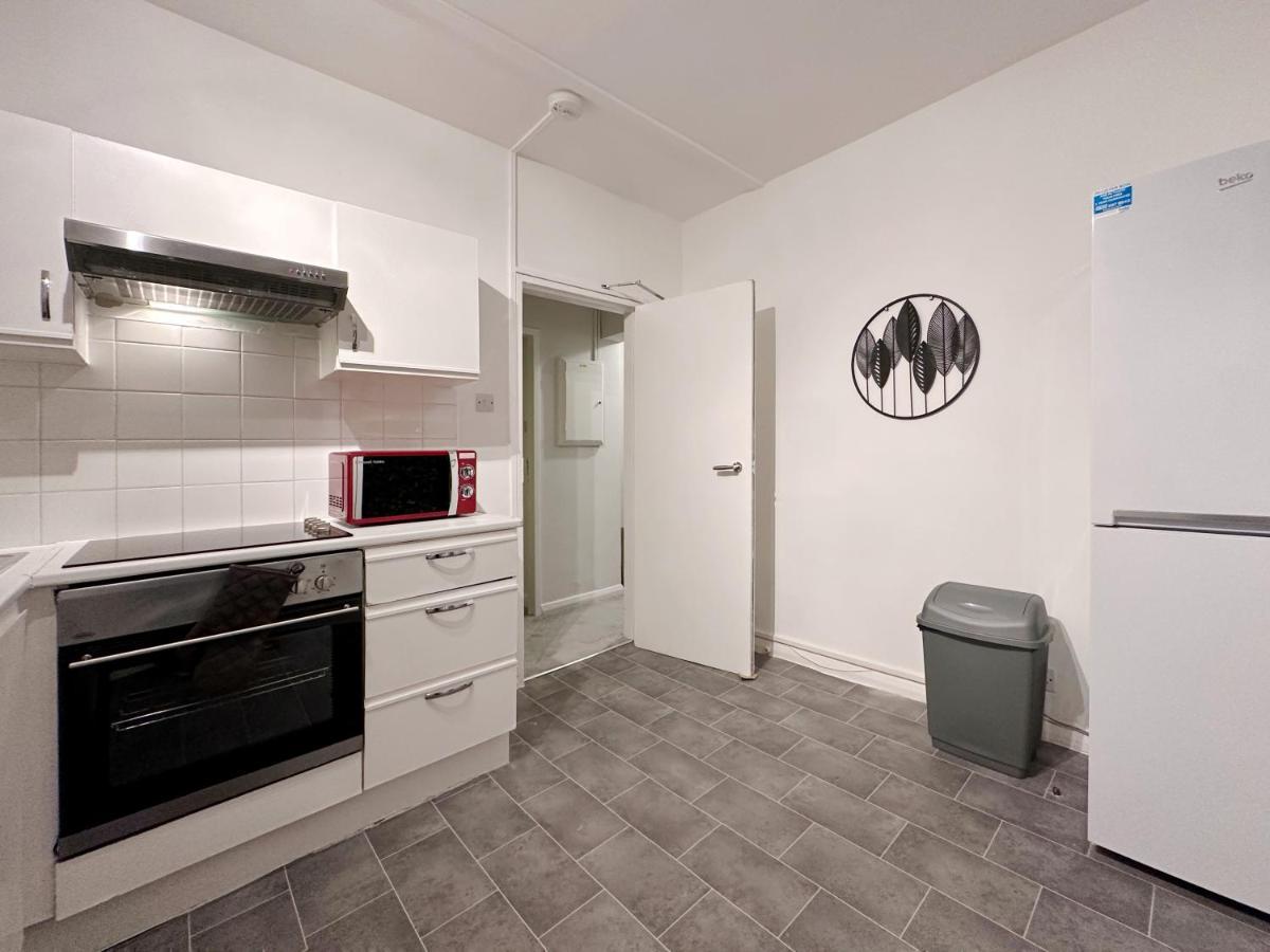 Zoey Place Near Thames River - 2 Double Beds, 1 Single Bed, Spacious, Ideal For Families Лондон