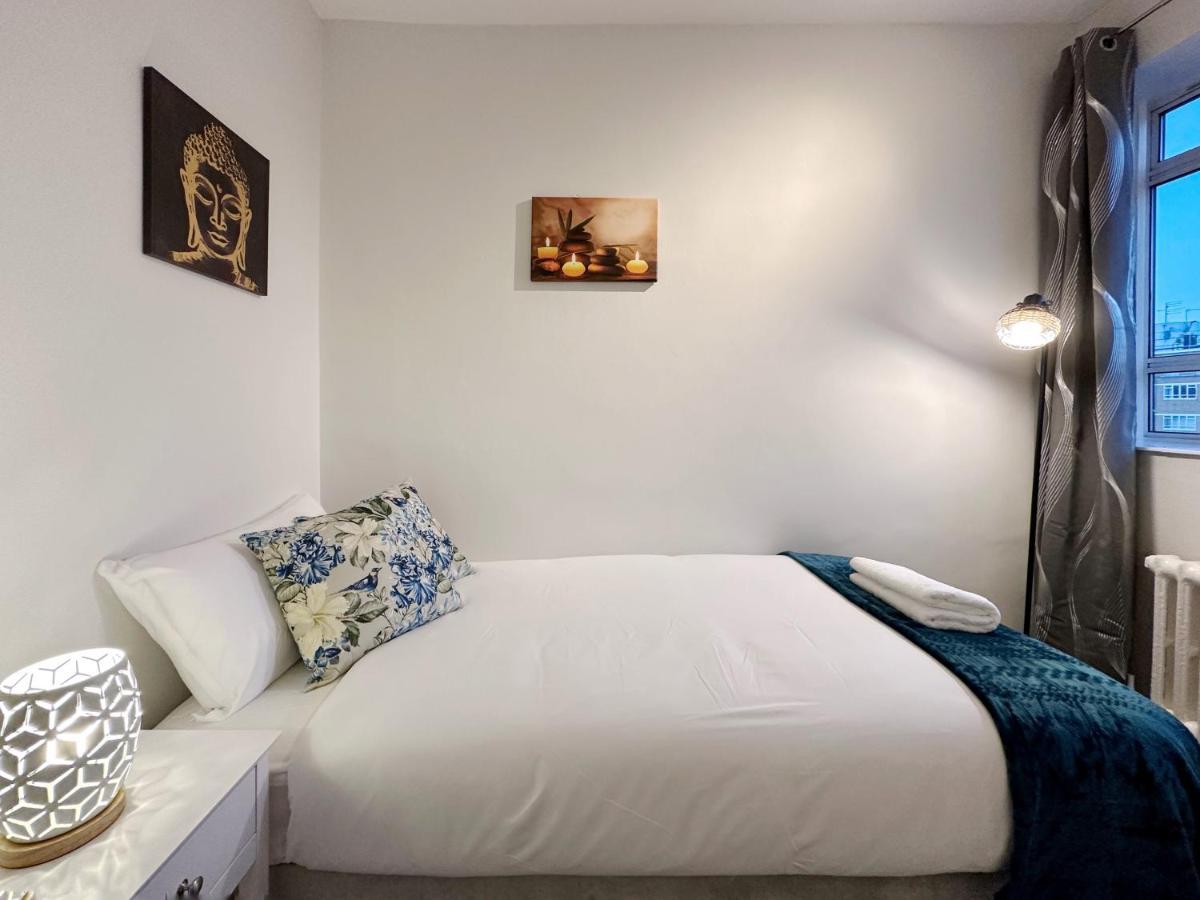 Zoey Place Near Thames River - 2 Double Beds, 1 Single Bed, Spacious, Ideal For Families Апартаменты *