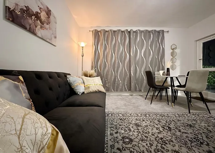 Zoey Place Near Thames River - 2 Double Beds, 1 Single Bed, Spacious, Ideal For Families