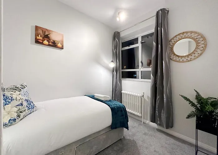 Zoey Place Near Thames River - 2 Double Beds, 1 Single Bed, Spacious, Ideal For Families